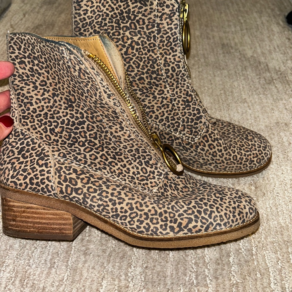 Leopard Zip-Up Boots. Leather 
Lucky Brand      Tilby style